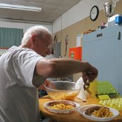 Hans beim Schöpfen der Frites