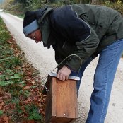 Manuela untersucht einen Kasten