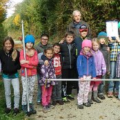 Eine ganze Schulklasse reinigt auch fleissig Kästen