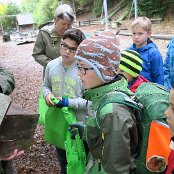 Die Kinder der Naturtalent-Klasse hören gespannt zu